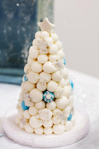 冬天用柔和的蓝白相间的结婚蛋糕