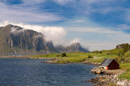 洛弗顿群岛上的风景优美的峡湾，有典型的钓鱼小屋