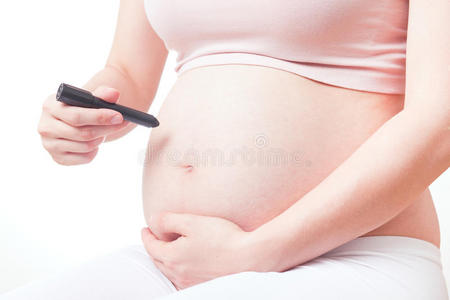 一个可爱的怀孕肚子的特写镜头