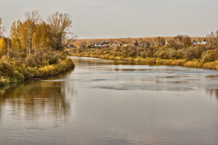 伊尼亚河上的秋天
