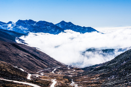 偏远地区的雪皑皑山和草原