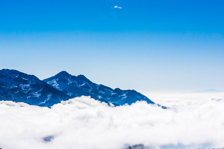 偏远地区的雪皑皑山和草原