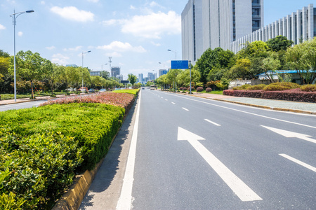 沥青路面在现代化的城市里