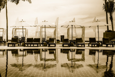 豪华酒店游泳池与棕榈树