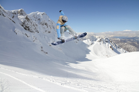 在山上飞滑雪板