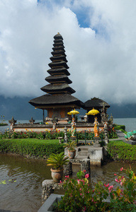 在巴厘岛海岸上的古庙宇