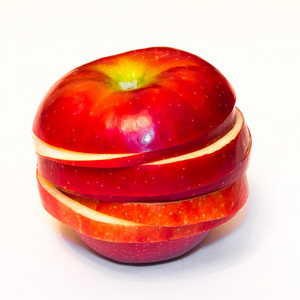 在不同的颜色，白色背景上切环熟透了的苹果