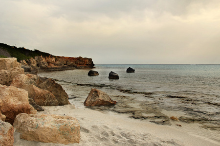 用岩石海滩景观