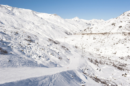 在山的滑雪坡的视图