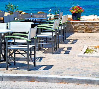 表在圣托里尼岛欧洲希腊旧餐厅椅子和苏