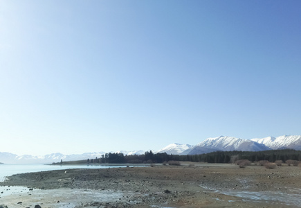 白雪覆盖的山与湖