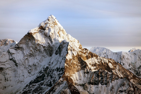 晚上 ama dablam 的视图