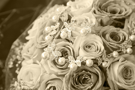 婚礼玫瑰花花束和银项链与珍珠复古过滤