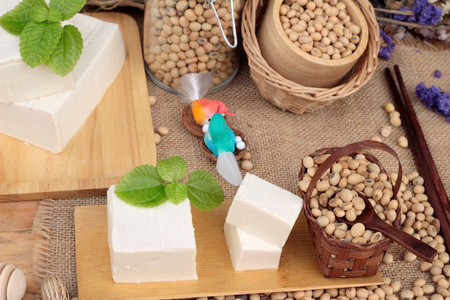 豆腐和大豆产品在木材的背景上