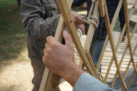 手中男性的建设者。男人建立亚洲蒙古包框架