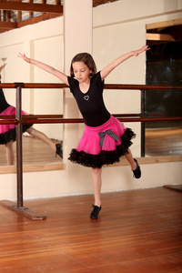 女孩练习芭蕾舞图片