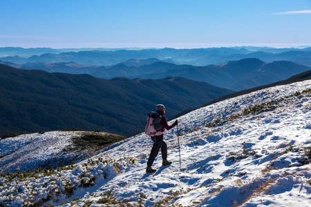 一名徒步旅行者在雪和冰地形全山景行走