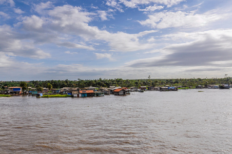 巴西亚马逊河上的洪水村
