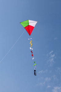 五颜六色的风筝飞在美丽的蓝色天空