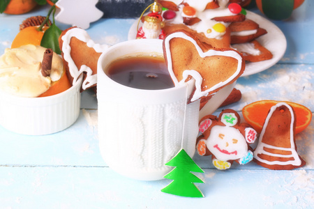 圣诞早餐茶与姜饼饼干烤肉桂