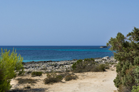 卡拉 Mitjana 和美丽的海滩，西班牙梅诺卡岛，巴利阿里群岛，视图