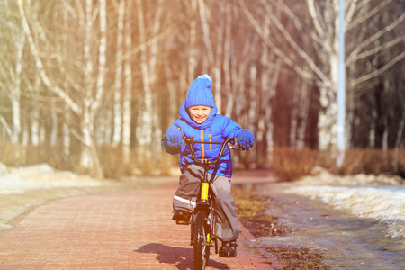 快乐小男孩享受骑自行车