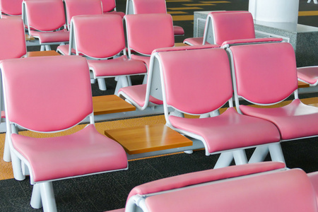 在机场的粉红色真皮椅子的行
