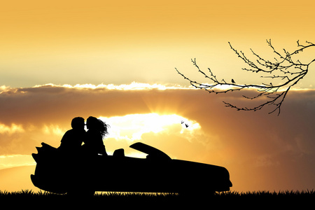 在日落时在车上接吻的夫妇