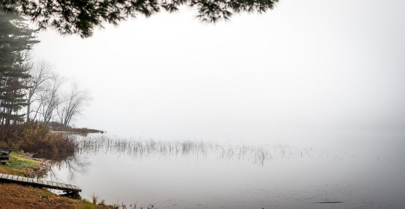 在渥太华，安大略省附近的一个湖上的晨雾