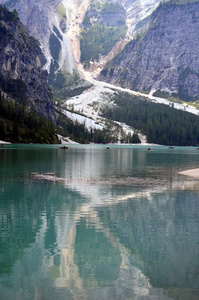 在北意大利多洛米蒂山教科文组织的高山湖泊