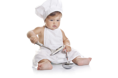 有趣的可爱的男婴厨师坐着玩厨房eq