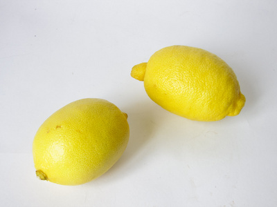 在白色背景上的成熟柠檬