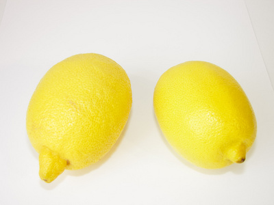 在白色背景上的成熟柠檬