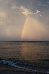风景如画的傍晚天空, 在黑暗的贝加尔湖水面上有一道彩虹