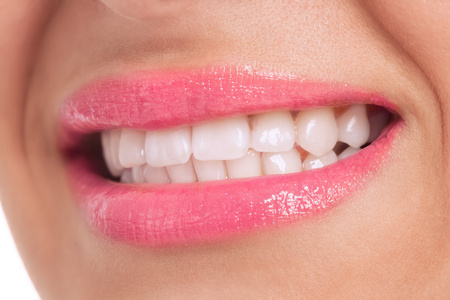 女性牙齿健康和幸福的微笑