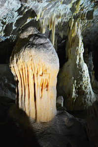 洞穴中的脂肪石笋