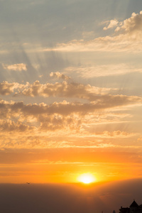 在海滩上美丽的夕阳