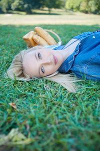 可爱女人躺在草地上