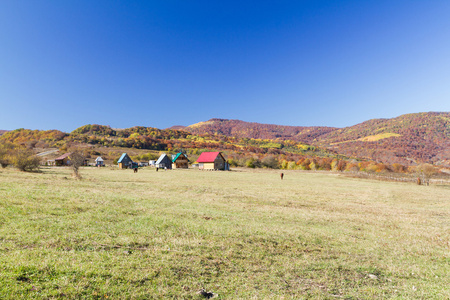 秋天的乡村风景在山