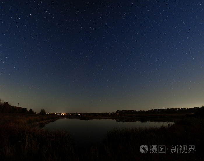 夜空中的星星.夜景与光滑的表面
