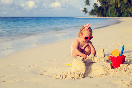 可爱的小女孩，在沙滩上玩沙
