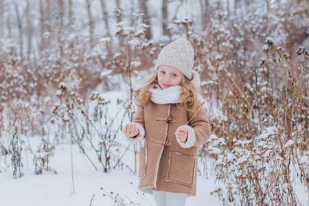 小女孩走在冬季