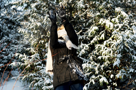 女人保卫自己玩打雪仗