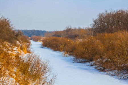 冰冻的雪域河流景观