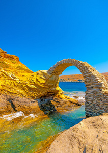 乔拉斯在海水中的石头做成的漂亮老桥
