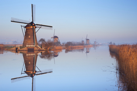 传统的荷兰风车，在 Kinderdi 的冬季日出