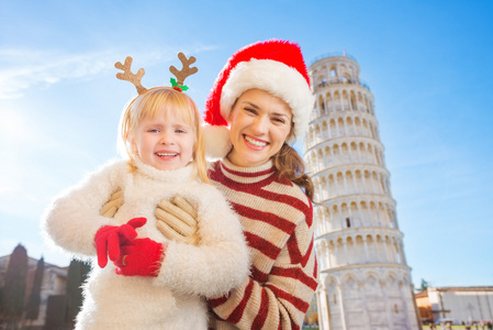 母亲和女儿在意大利比萨度过圣诞节