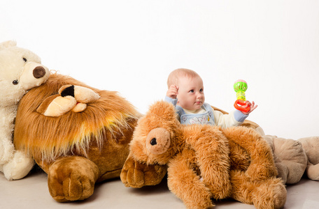 婴儿和泰迪熊