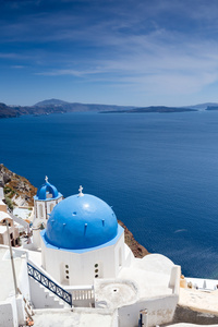 在希腊岛上伊亚口上的蓝色半球形的教会