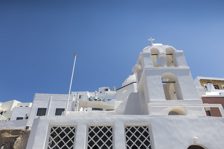 传统希腊白色教堂拱与交叉和响铃在维尔
